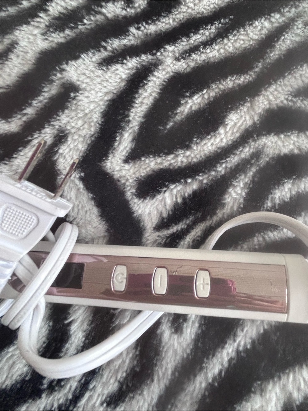 Savvy Triple Barrel Curling Iron in Pink and White - Picture 4 of 4